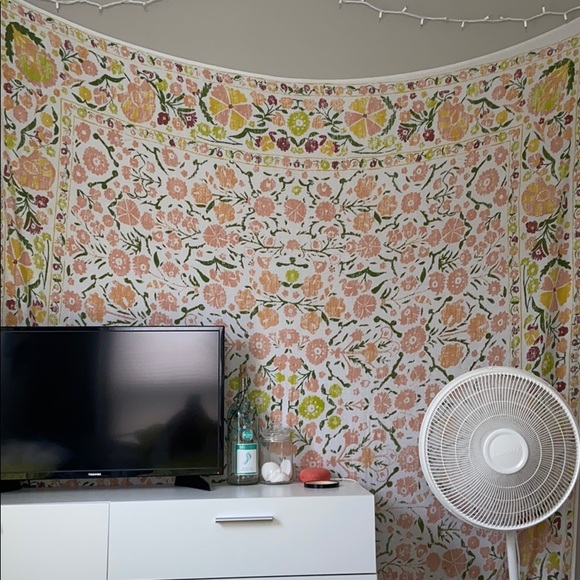 URBAN OUTFITTERS KAMALA FLORAL TAPESTRY - Picture 3 of 3